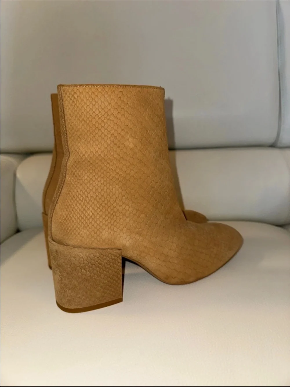 FREE PEOPLE WOMEN’S TAN SUEDE BLOCK HEEL ANKLE BOOTS